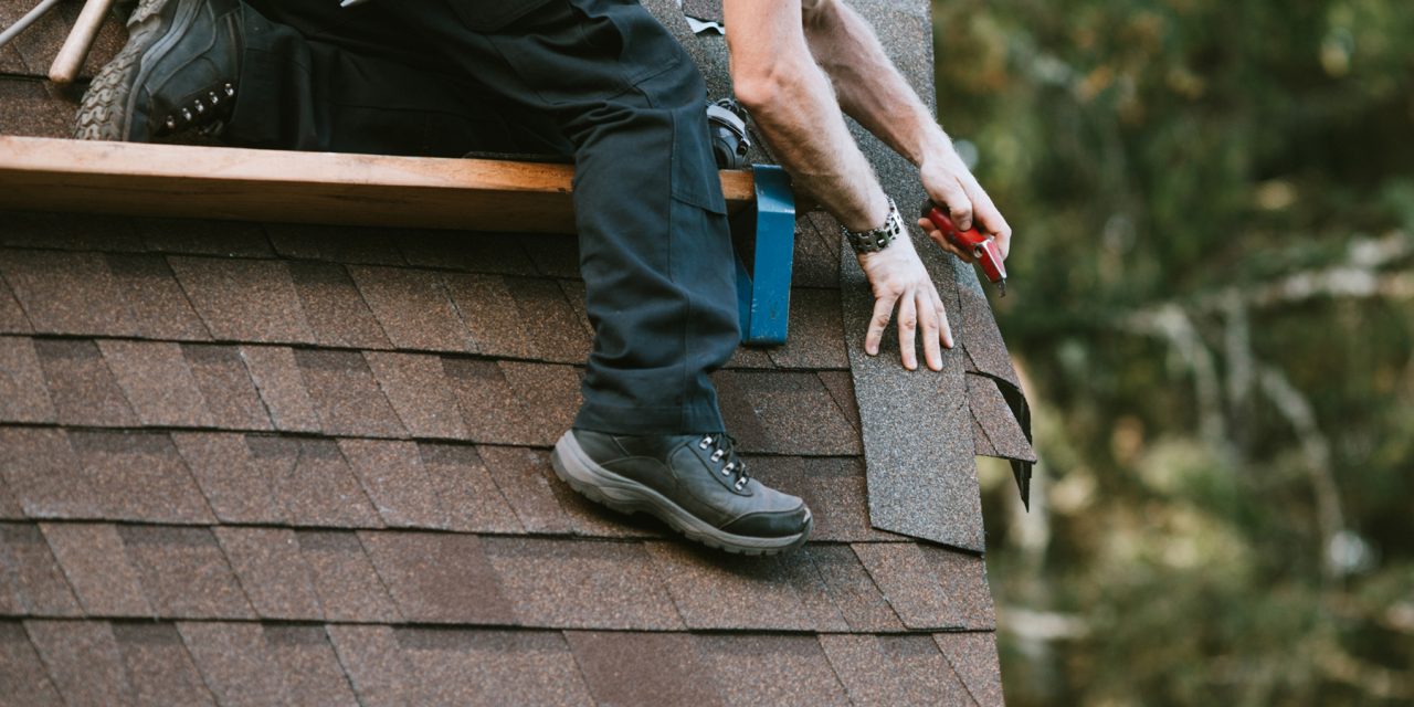 3 Signs to Call a Roofing Contractor for Gutter Maintenance